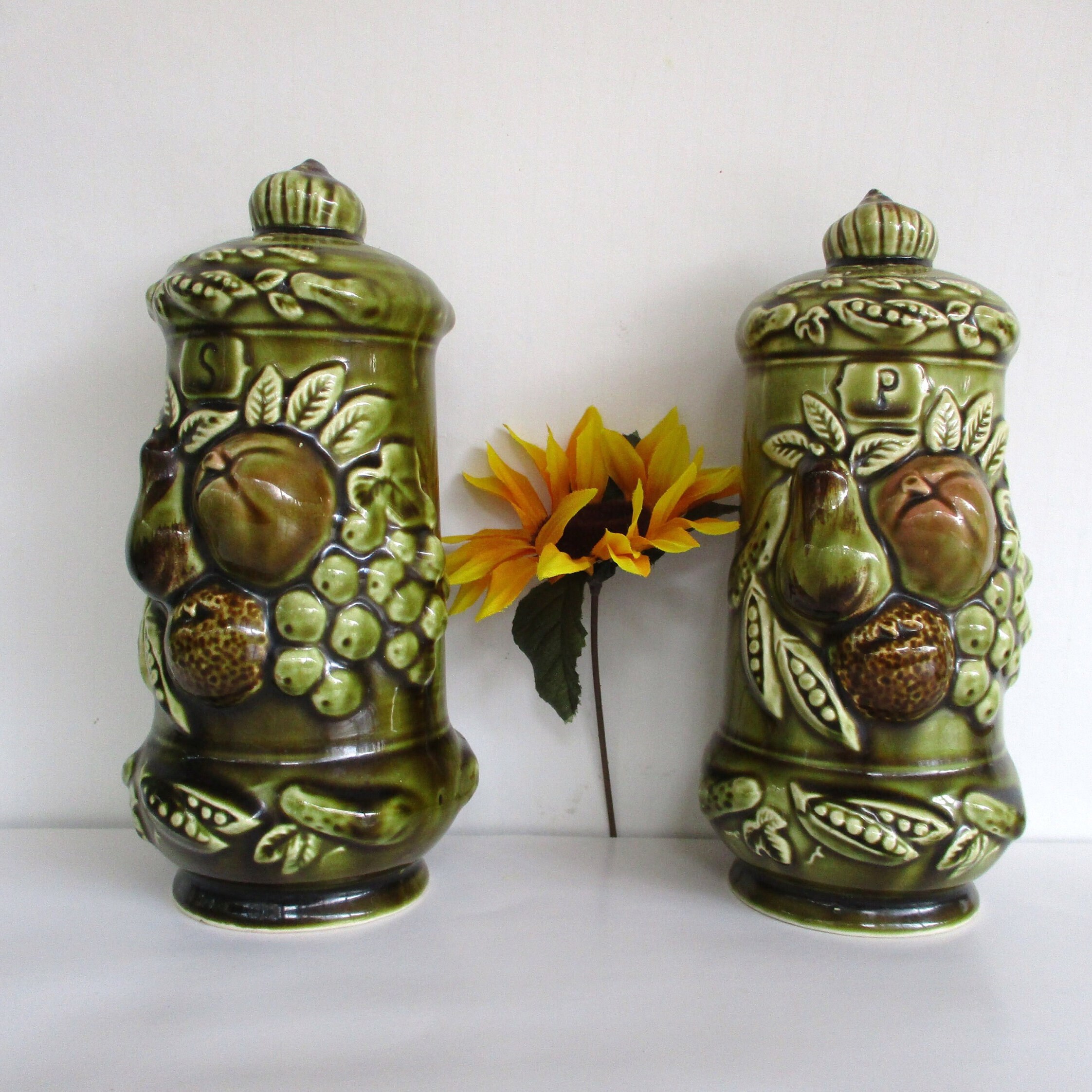 置物 Supreme Ceramic Salt and Pepper Shaker Ceramic Salt and Pepper Shaker,embossed Fruit and Grape,made in