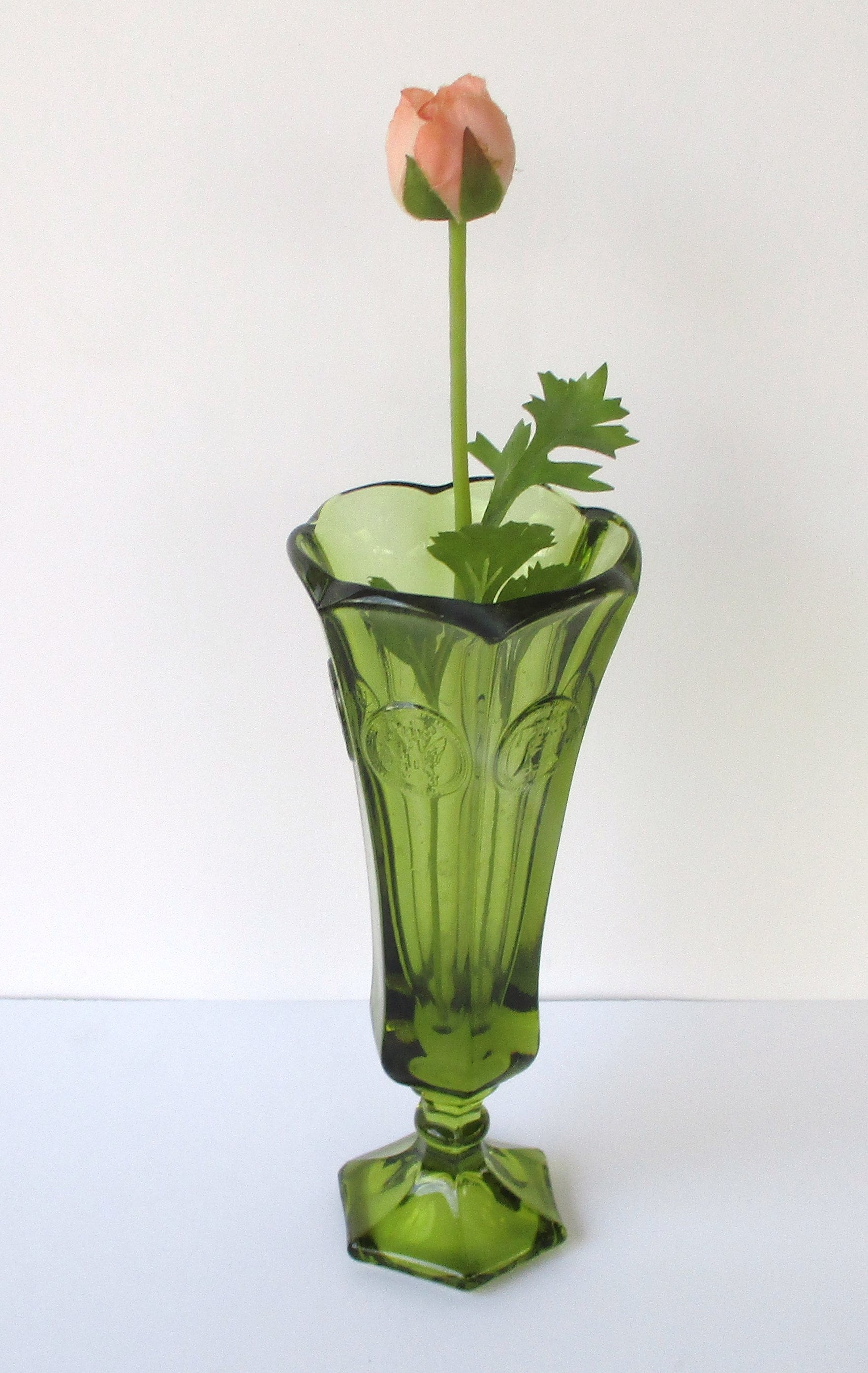 ゴブレット型のヴィンテージグリーンガラス花瓶、六角形の台座付き 8