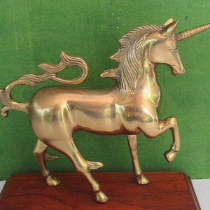 Estatueta de unicórnio de latão vintage em pedestal de madeira, estátua colecionável de unicórnio de latão de 7,75&quot; T