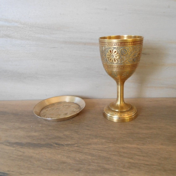 A pair 3.3//4/" wooden vase stands