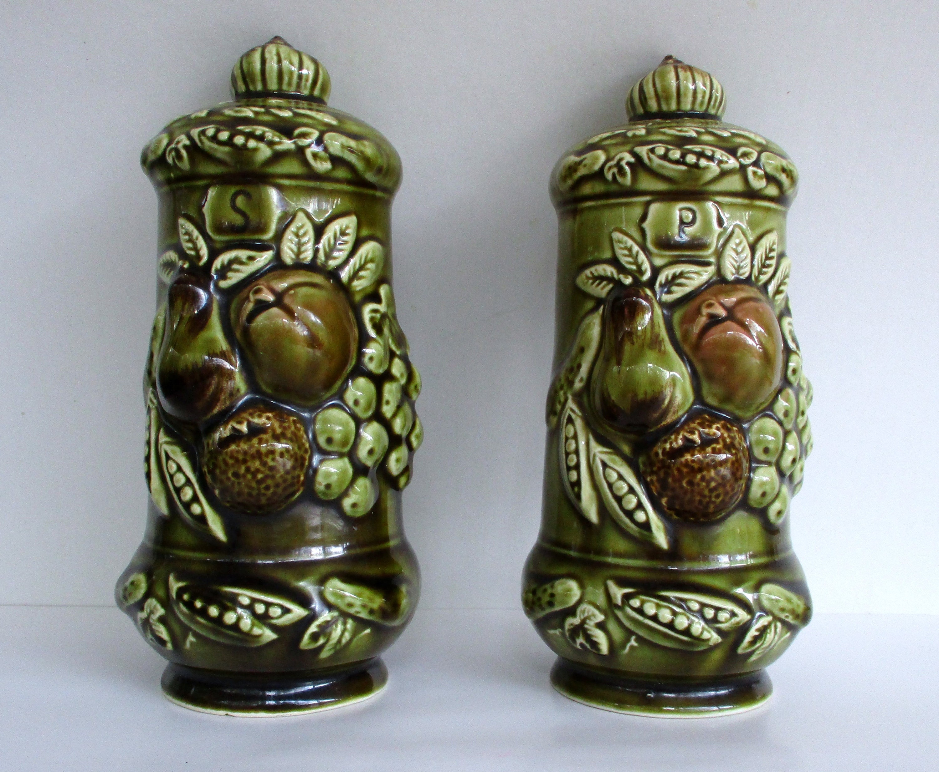 置物 Supreme Ceramic Salt and Pepper Shaker Ceramic Salt and Pepper Shaker,embossed Fruit and Grape,made in