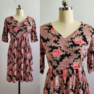 Robe nuisette des années 1970 avec bel imprimé floral - robes des années 70 - vintage pour femmes des années 70, grande taille