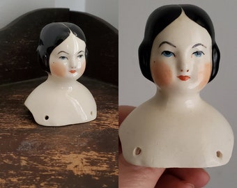 Reproductie China Doll Head uit de jaren 70 met huifkarkapsel en zichtbaar deel - 2,5" hoog - Doll Parts