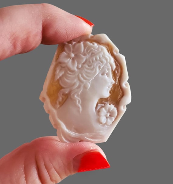 Vintage Carved Shell Cameo Pendant- Cameo Jewelry - Vintage Necklace