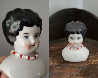 Antieke Miniatuur Low Brow China Doll Head met Painted Black Hair - 2,5" Tall - Antieke Duitse poppen - Collectible Dolls - Doll Parts