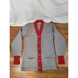 Cardigã vintage Roper & Lanza cinza e vermelho, 100% lã, anos 1960. Apresenta defeitos.