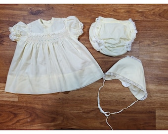 Vge Polly Flinders - Robe bébé smockée, bonnet et bloomer 3-9 mois brodés