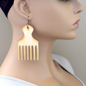 Pendientes de madera cortados con láser y pintados a mano: Joyería étnica llamativa; Peine afro