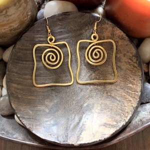 Boucles d'oreilles en fil de fer : Cuivre, or et argent inaltérables, forme géométrique spirale, style bohème. Commandes en gros sur demande.