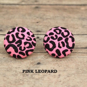 Pu&ograve; includere: Un paio di orecchini in tessuto con stampa leopardata rosa e nera.
