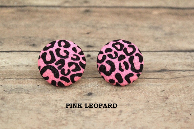 Pu&ograve; includere: Un paio di orecchini in tessuto con stampa leopardata rosa e nera.