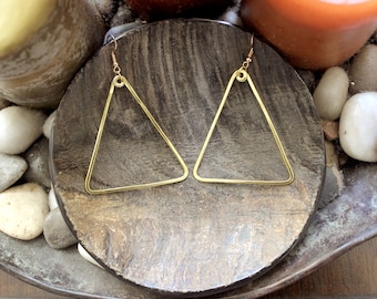 Pendientes de alambre: Pendientes triangulares estilo boho de cobre, oro y plata que no se deslustran / Pedidos al por mayor disponibles bajo petición.