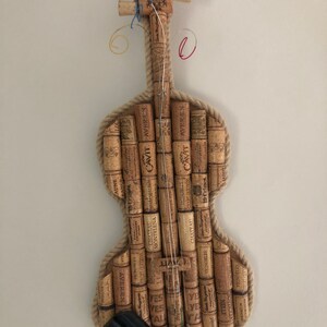 Pu&ograve; includere: Un violino realizzato interamente con tappi di sughero per vino. Il corpo del violino &egrave; ricoperto di tappi, e il manico &egrave; fatto di tappi. Le corde sono fatte di filo metallico. Il violino &egrave; un'opera d'arte unica e creativa.