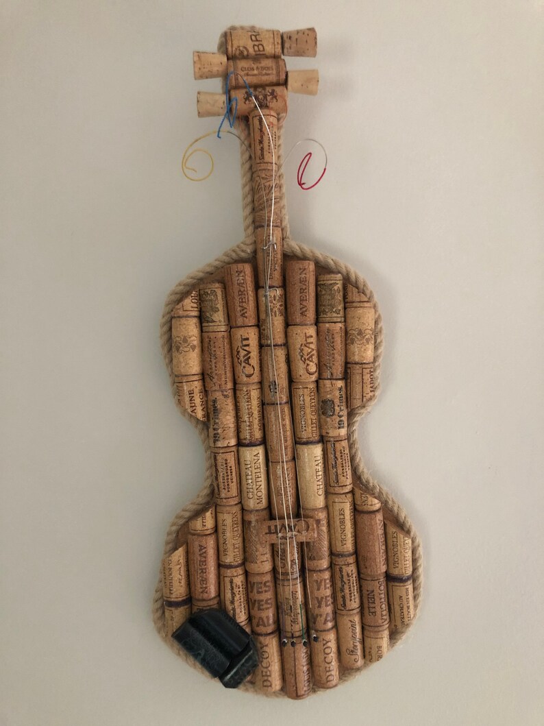 Pu&ograve; includere: Un violino realizzato interamente con tappi di sughero per vino. Il corpo del violino &egrave; ricoperto di tappi, e il manico &egrave; fatto di tappi. Le corde sono fatte di filo metallico. Il violino &egrave; un'opera d'arte unica e creativa.