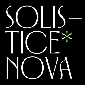 Peut inclure: Le mot "SOLISTICE NOVA" est affiché en blanc, dans une police stylisée, sur un fond noir. Un petit astérisque vert clair est placé à côté du mot "TICE". Le design est épuré et moderne, mettant l'accent sur la typographie.