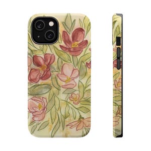 Könnte beinhalten: Handyhülle mit floralem Muster. Das Design zeigt rosa und rote Blumen mit grünen Blättern auf hellgelbem Hintergrund. Das Muster setzt sich auf der Seite der Hülle fort.