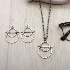 Silver Metal Circle Pendant Glasses Chain, Eyeglasses Loop Stainless Steel Necklace, Reading Glasses Holder for Women, Eyewear Accessories