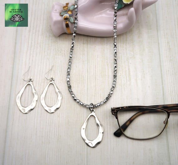 Catena per occhiali da vista con perle grigie e bianche: cordino per collana da donna con ciondolo a forma di lettore - Italia