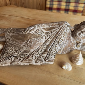60cm handgeschnitzter liegender Buddha aus Holz – Bali – Spirituelle Dekoration & Symbol der Ruhe