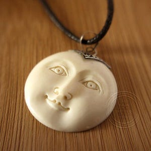 Bali Mond Anhänger handgeschnitzt  in Sterling Silber gefasst personalised gift