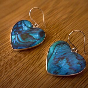 Boucles d'oreilles en argent sterling 925 et nacre en forme de cœur, bleu profond, symbolisant la paix, l'amour et la sécurité.