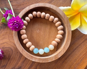 Handgjort armband med sandelträ och akvamarinpärlor | Naturligt boho stretcharmband | Jordnära ädelstenssmycken | Unisexdesign