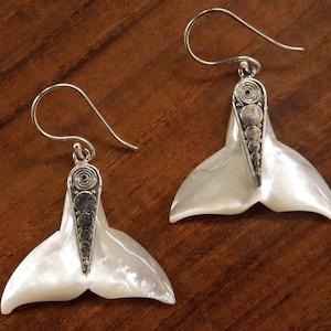Orecchini a forma di pinna di delfino di Bali in argento sterling 925, realizzati in madreperla conchiglia, intagliati a mano e incastonati in argento sterling
