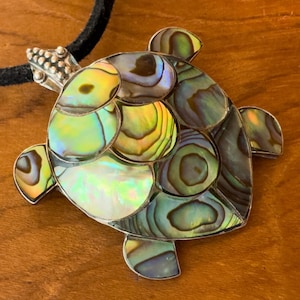 40 mm sköldpaddshängen i 925 sterlingsilver med opal- och abaloninlägg i skimrande regnbågspärlemorhalsband