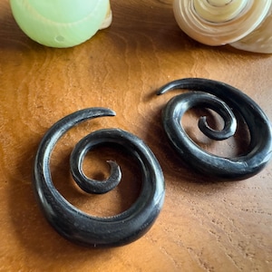 Maori Koru - Piercing  Holz-Spiral-Ohrringe handgefertigte in Bali - Holz-Spiral-Ohrringe – Tribal Piercing Schmuck