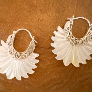 Boucles d'oreilles en argent 925, serties de coquillages, de plumes et de fleurs en forme d'éventail, montées sur argent sterling.