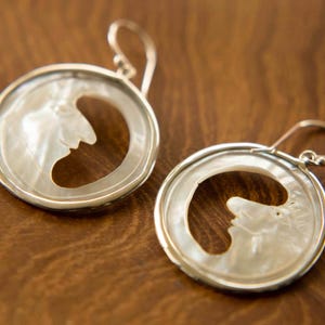Orecchini Luna in madreperla intagliati a mano a Bali e montati in argento sterling, regalo personalizzato