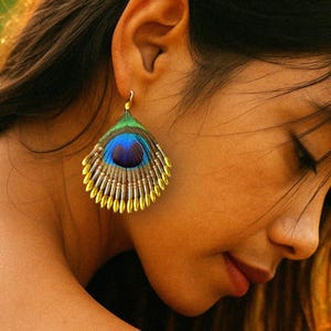 Pfauenauge Ohrringe, Pfauenauge Ohrringe mit gold-schimmernden Perlen - Statement Schmuck Boho Bali handgemacht persönliches Geschenk Unikat