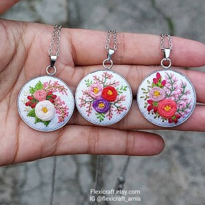 Collana piccola ricamata, pendenti ricamati a mano, gioielli fatti a mano, stile vintage floreale, regalo per lei, montature rotonde, acciaio inox