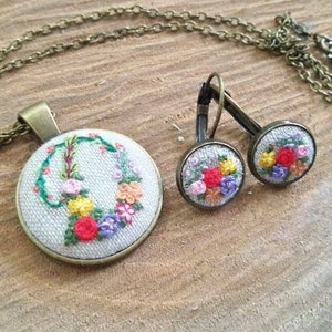 Juego de joyas de bordado a mano, collar bordado inicial y pendientes colgantes bordados florales, monograma letra D