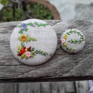 Juego de 2 broches bordados a mano, broche bordado inicial, broche / pinza de bordado floral, letra E, broche de tela, bordado de flores