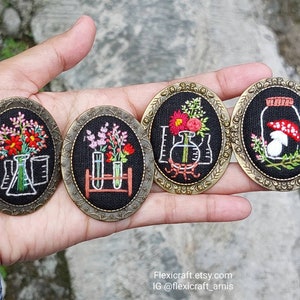 ラボウィーク 手刺繍のブローチ、花の刺繍のブローチ、実験用ガラス器具、反応ガラス、三角フラスコ、キノコ瓶