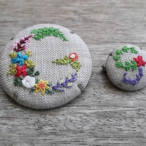 Conjunto de 2 broche de bordado a mano, broche de bordado inicial, broche / pin de bordado floral, letra G, broche de tela, bordado de flores