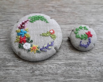 Set of 2 hand embroidery brooch , initial embroidery brooch , floral embroidery brooch / pin , letter G , fabric brooch, flower embroidery