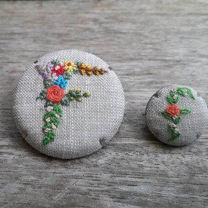 Conjunto de 2 broche bordado a mano, broche de bordado inicial, broche de bordado floral / pin, letra F , broche de tela, bordado de flores