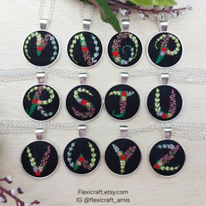 CARTA INICIAL collar pequeño bordado a mano, colgante bordado, joyería hecha a mano, estilo vintage floral, regalo de dama de honor, cottagecore