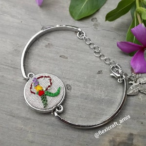 Pulsera bordada inicial personalizada, pulsera de metal con bordado de dama de honor, amuleto de mariposa, delicada letra R, pulsera de cumpleaños
