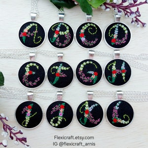 CARTA INICIAL collar pequeño bordado a mano, colgante bordado, joyería hecha a mano, estilo vintage floral, regalo de dama de honor, cottagecore