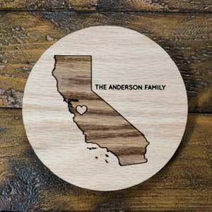 Posavasos con forma de corazón sobre el estado (juego de 4): personaliza cualquier nombre y estado con un corazón sobre tu ciudad.