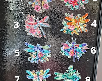 Imán para refrigerador con forma de libélula y puntos de diamante.
