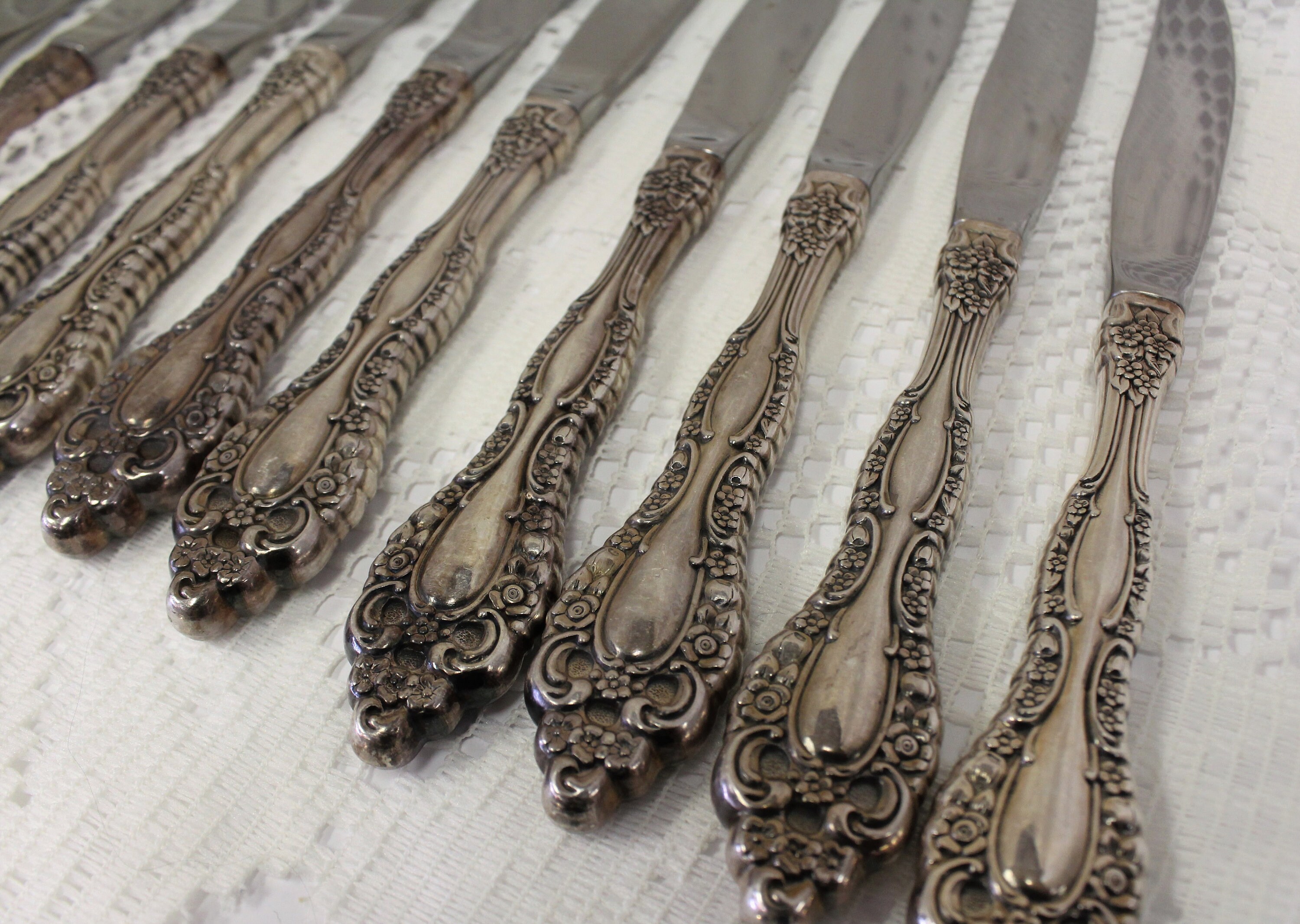 1973 Victorian Classic Twelve Dinner Knives by 1881 Rogers Oneida Ltd ...