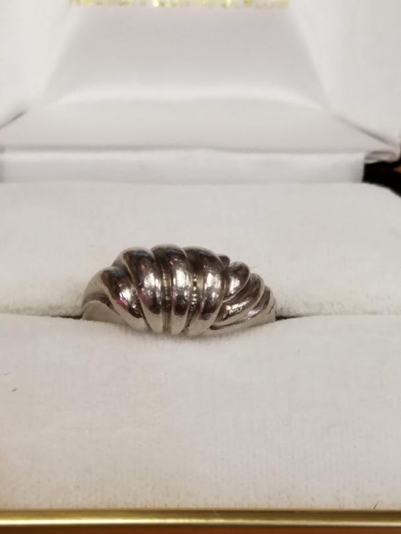 Cute Silver Toned Costume Ring Ribbed Look, Size 8