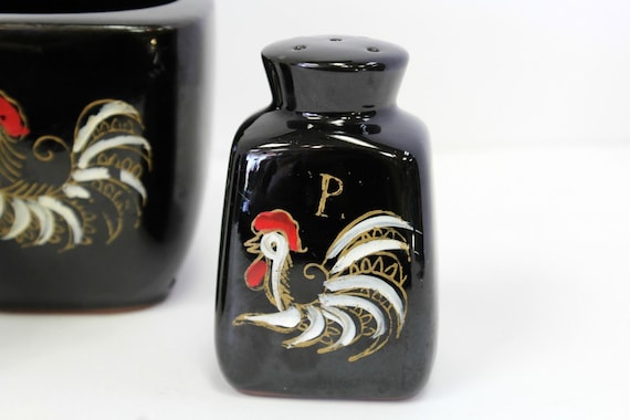 VERY RARE Salt & Pepper Shakers Small Roosters Unmarked