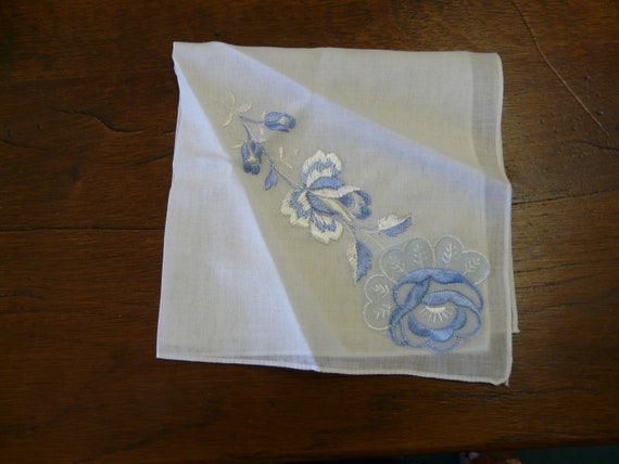 Appliqued and Embroidered Vintage Handkerchief Ne… - image 5