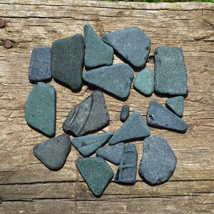 19 Stück schwarzes oder dunkelgrünes Seeglas, echte Strandfliesen, Strandsammlerstücke, Bastelbedarf