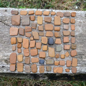 幾何学模様のブラウンシーペブル：ストーンクラフト用品、ビーチデコレーション（78個/10.55オンス）